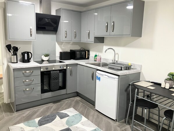 Fridge, microwave, oven, stovetop