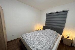 1 dormitorio, tabla de planchar con plancha, wifi y ropa de cama