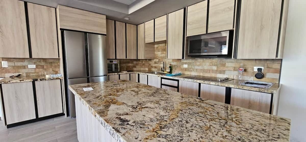 Frigorífico, microondas, horno y placa de cocina