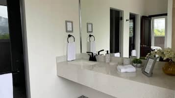 Een douche, een haardroger, handdoeken