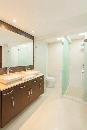 Suihku, hiustenkuivaaja, pyyhkeet