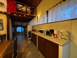 茶具/咖啡用具、冰箱、微波炉、炉灶