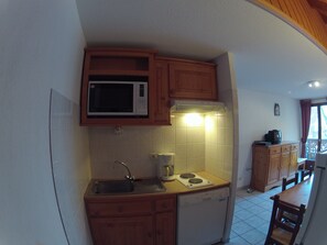 Fridge, microwave, oven, stovetop - Apartment 'Les Roches' with Mountain View (Saint-Colomban-des-Villards)