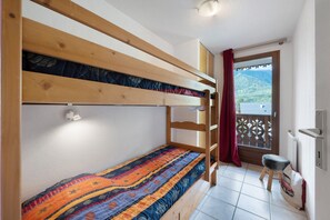 Room - Apartment 'Les Roches' with Mountain View (Saint-Colomban-des-Villards)