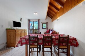 Dining - Apartment 'Les Roches' with Mountain View (Saint-Colomban-des-Villards)
