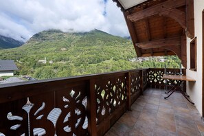 A balcony with a view of a mountainous landscape. - Apartment 'Les Roches' with Mountain View (Saint-Colomban-des-Villards)