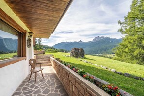 Terrace/patio - Cozy 3 bedroom with beautiful view and access to garden (Cortina d'Ampezzo)