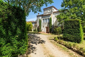 Exterior - Romantic luxury suite with private spa, sauna & cinema - Romantic escape! (Castres)