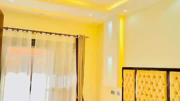 デスク、ノートパソコン用作業スペース、アイロン / アイロン台、WiFi (無料)