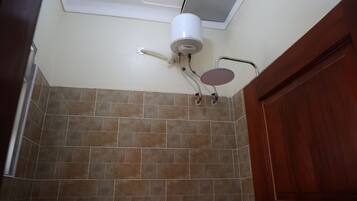 Un baño con ducha, inodoro y lavabo.