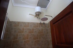 Un baño con ducha, inodoro y lavabo.