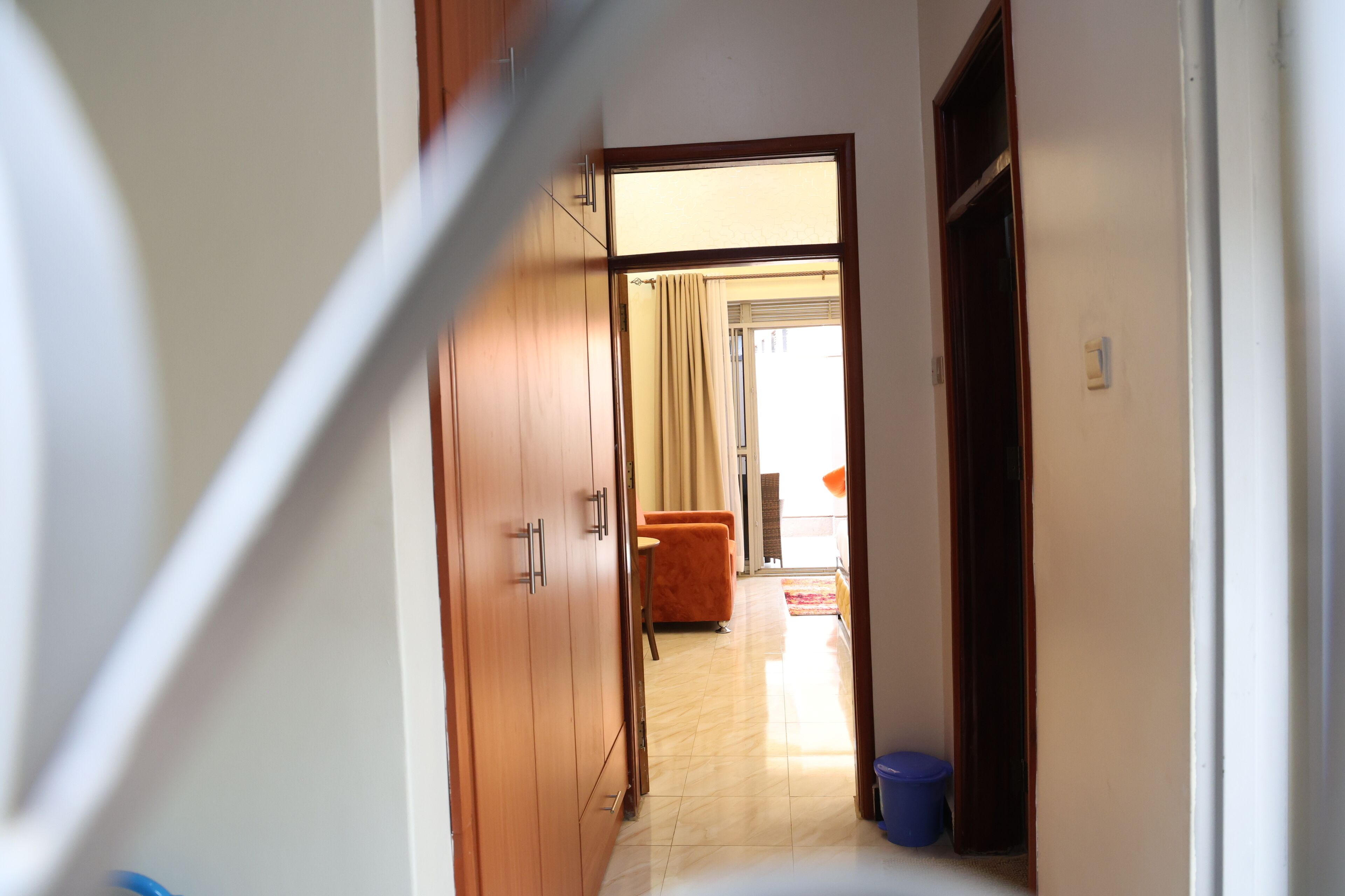 مكتب ومساحة عمل للكمبيوتر المحمول ومكواة/لوح كي وواي فاي مجانًا