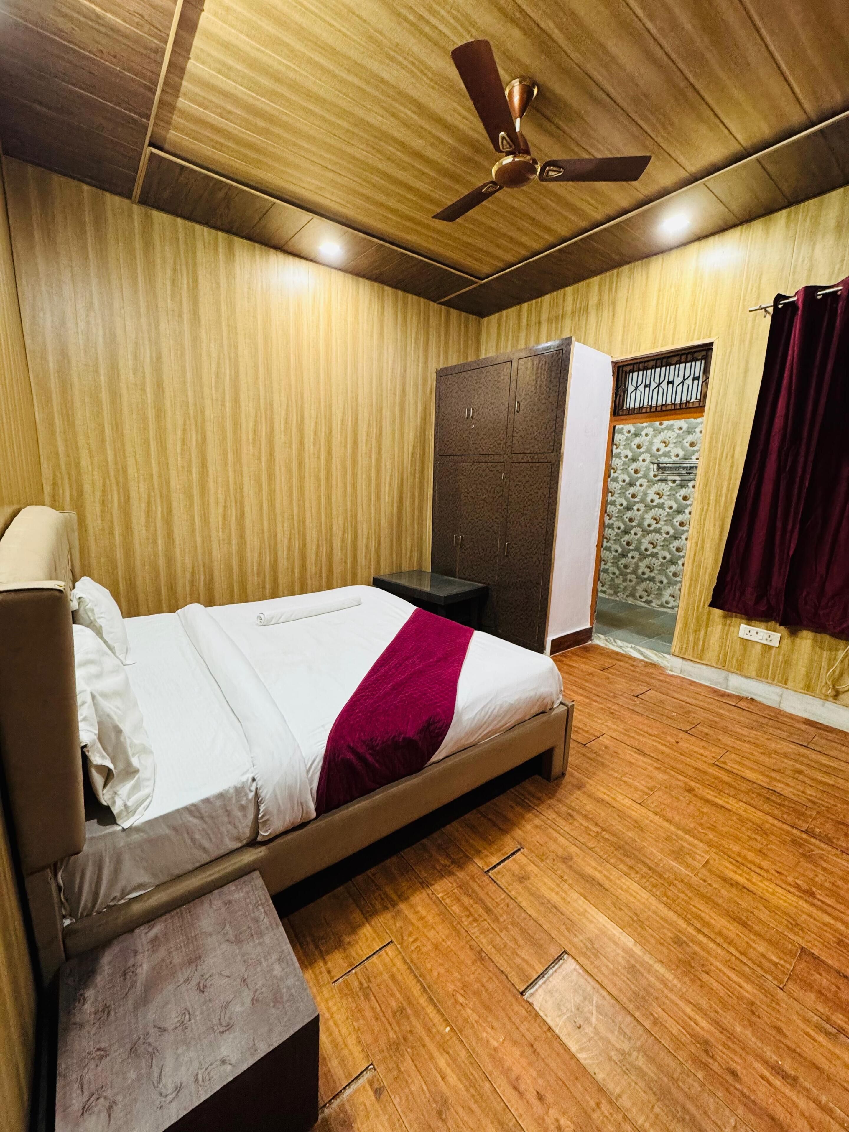 Kahden hengen deluxe-huone | Tallelokero huoneessa, työpöytä