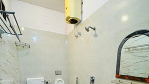 Un baño pequeño y funcional con inodoro, bidé y lavamanos.