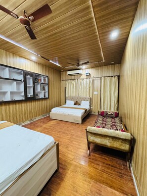 Pengeskab på værelset, skrivebord, arbejdsområde til bærbare computere