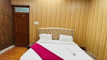 Deluxe Double Room | In-room safe, desk, laptop workspace, soundproofing