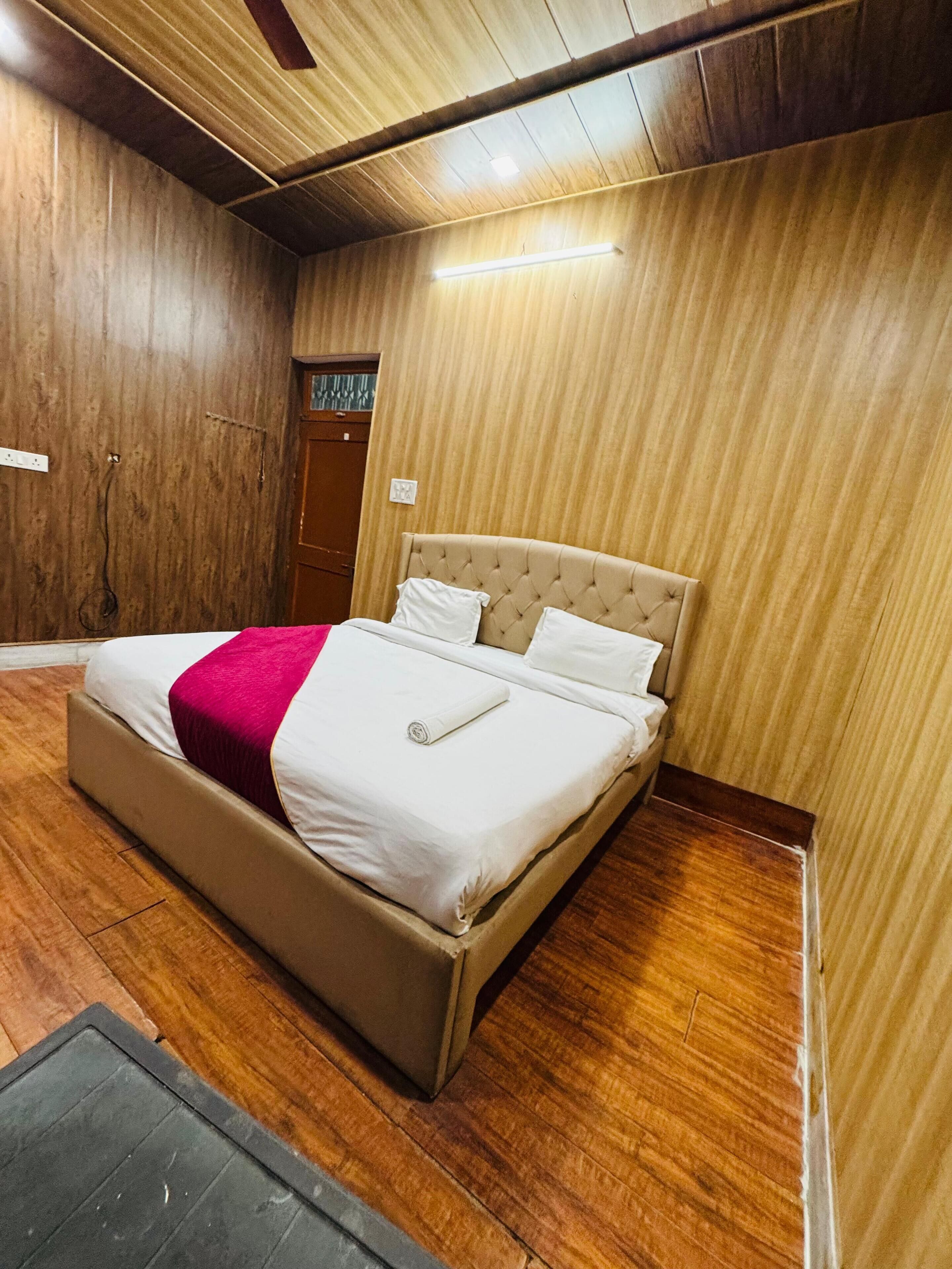 Deluxe Double Room | In-room safe, desk, laptop workspace, soundproofing