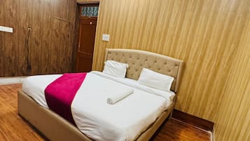 Deluxe Double Room | In-room safe, desk, laptop workspace, soundproofing