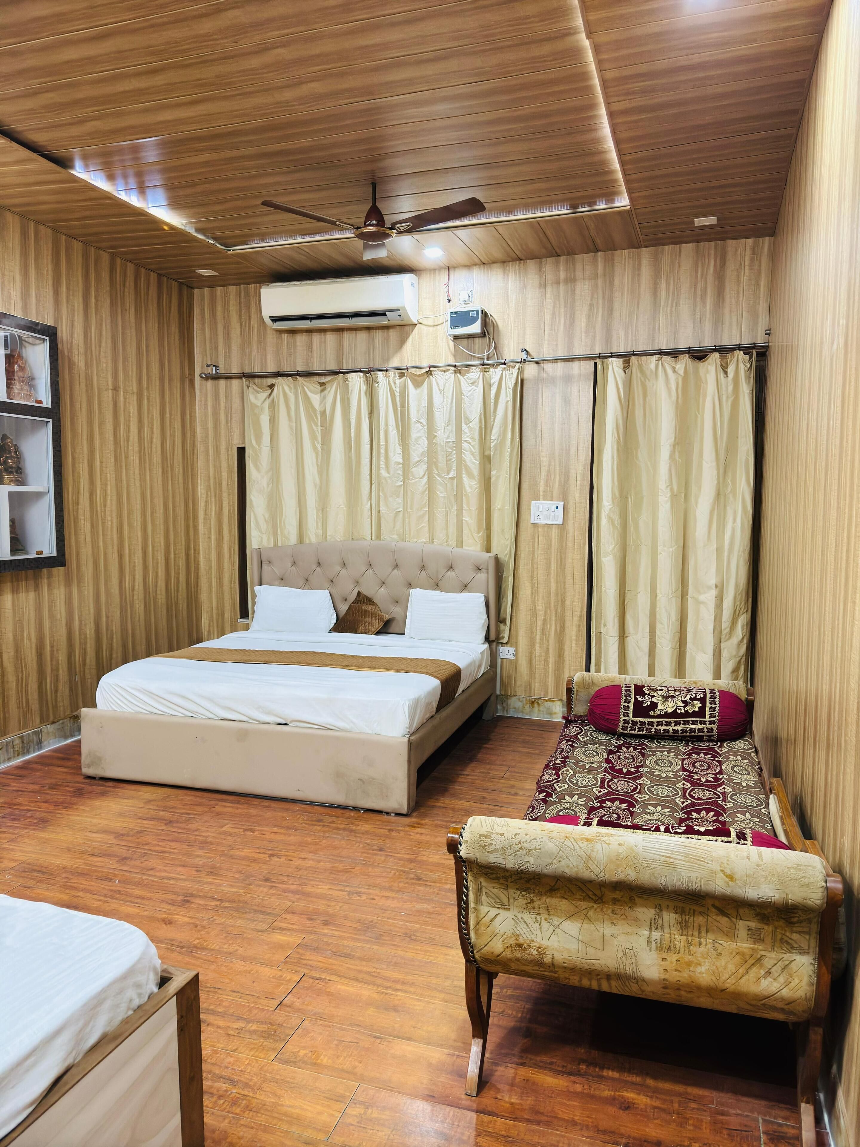 Family Twin Room | In-room safe, desk, laptop workspace, soundproofing