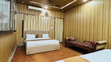 Family Twin Room | In-room safe, desk, laptop workspace, soundproofing