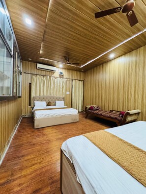 Kahden hengen perhehuone (kaksi sänkyä) | Tallelokero huoneessa, työpöytä