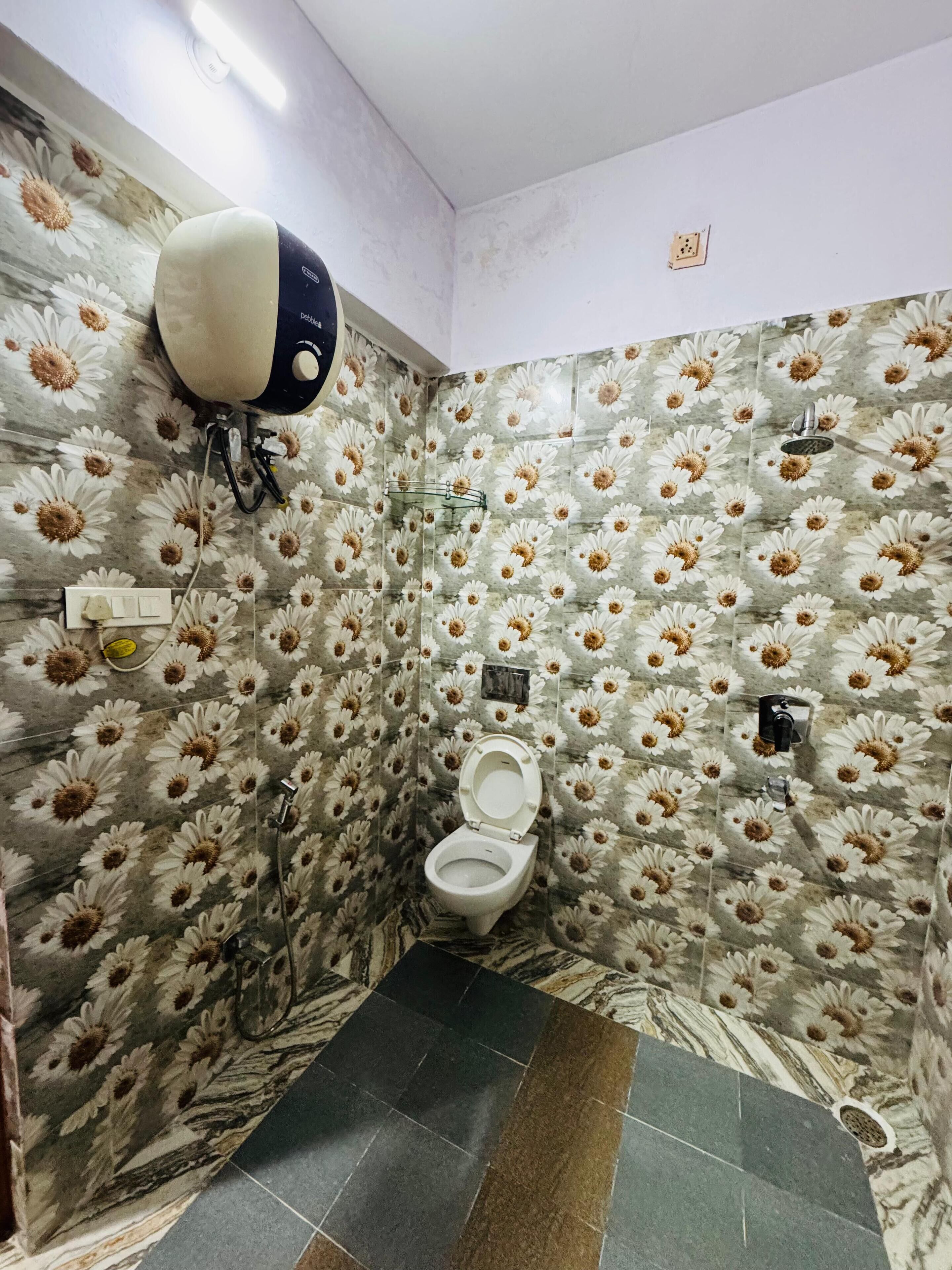 Deluxe Double Room | Bathroom | Shower, free toiletries, towels, soap