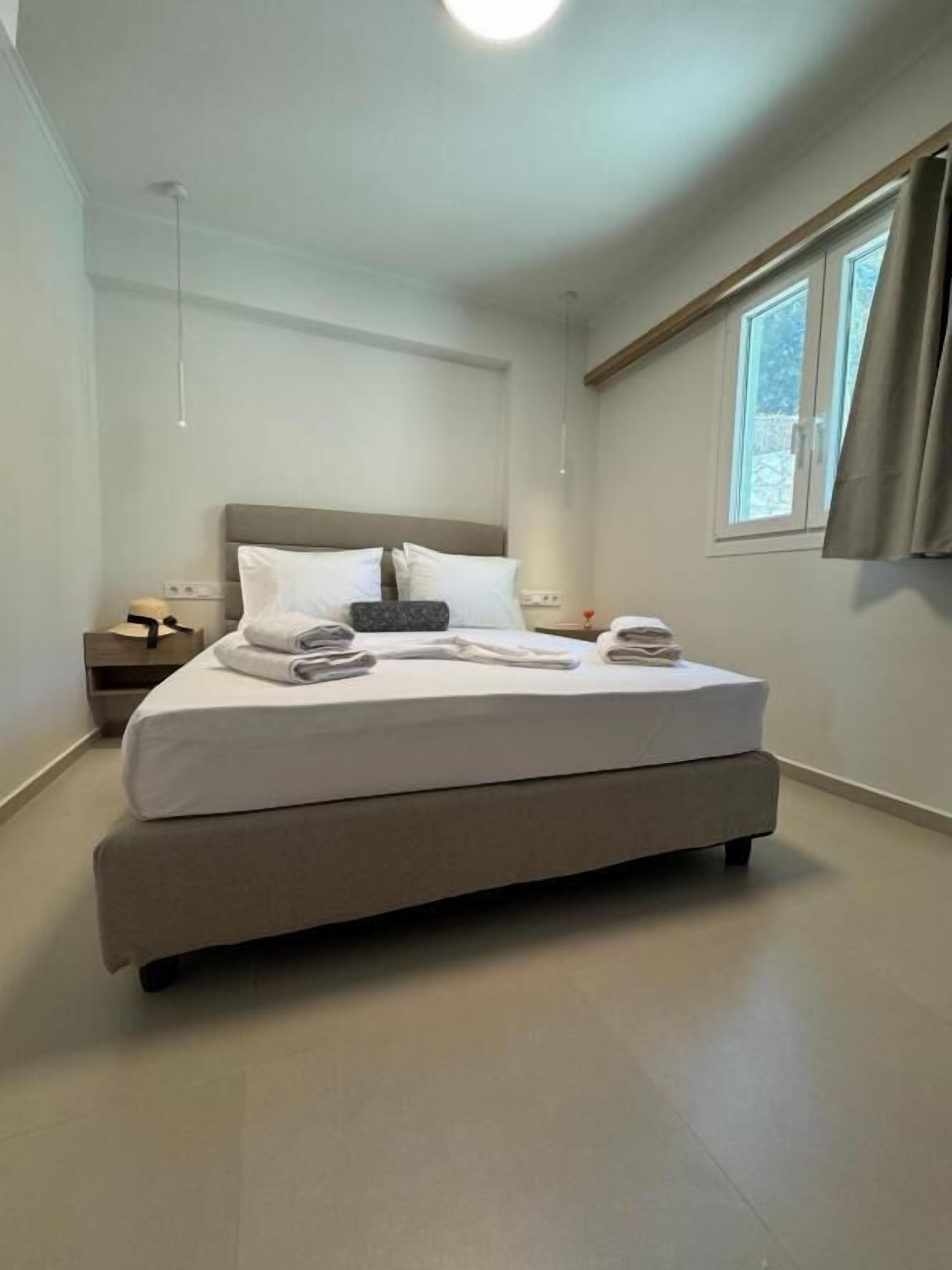 Deluxe Apartment, Bay View | Iron/ironing board, free WiFi