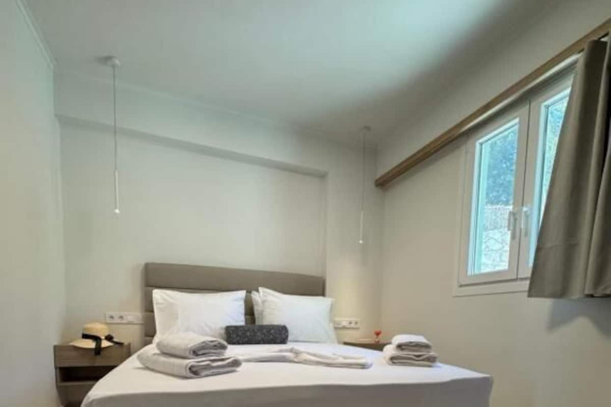 Deluxe Apartment, Bay View | Iron/ironing board, free WiFi