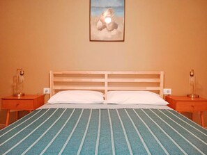 1 bedroom, iron/ironing board, bed sheets - Apartment 'Aquarium' with Balcony (Cala Blanca)