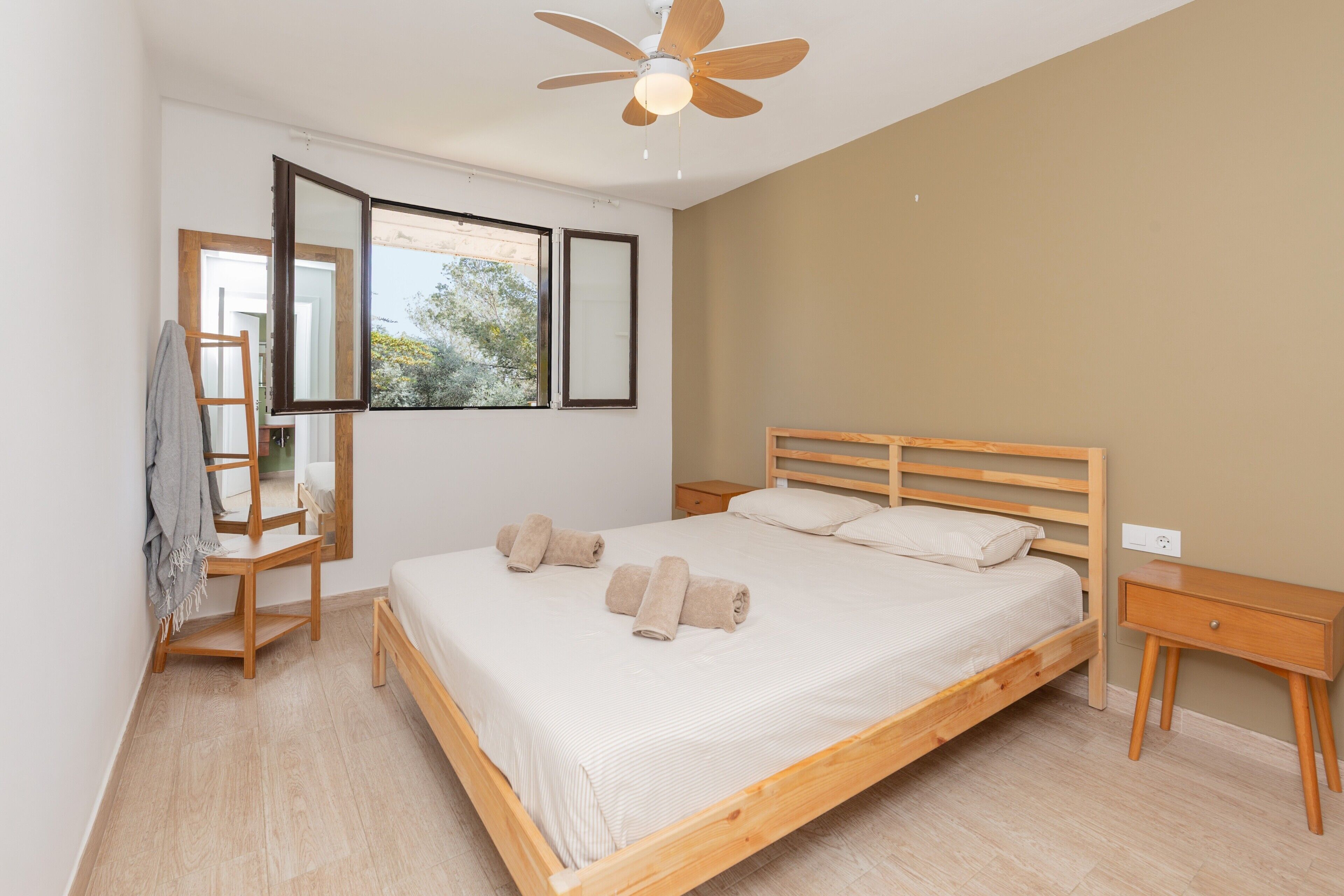 1 sovrum, strykjärn/strykbräda och sängkläder