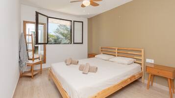 1 sovrum, strykjärn/strykbräda och sängkläder