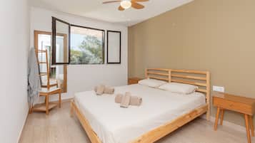 1 slaapkamer, een strijkplank/strijkijzer, beddengoed