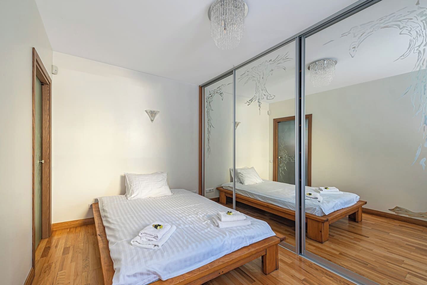 Tabla de planchar con plancha, wifi, ropa de cama
