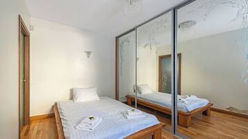 Tabla de planchar con plancha, wifi, ropa de cama