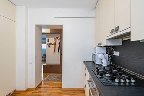 Frigorifero, microonde, forno, piano cottura