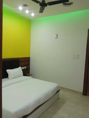 Shared Dormitory | Desk, free WiFi - Chanakya Palm (Vrindavan)