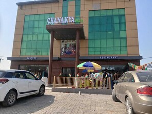 Free self parking - Chanakya Palm (Vrindavan)