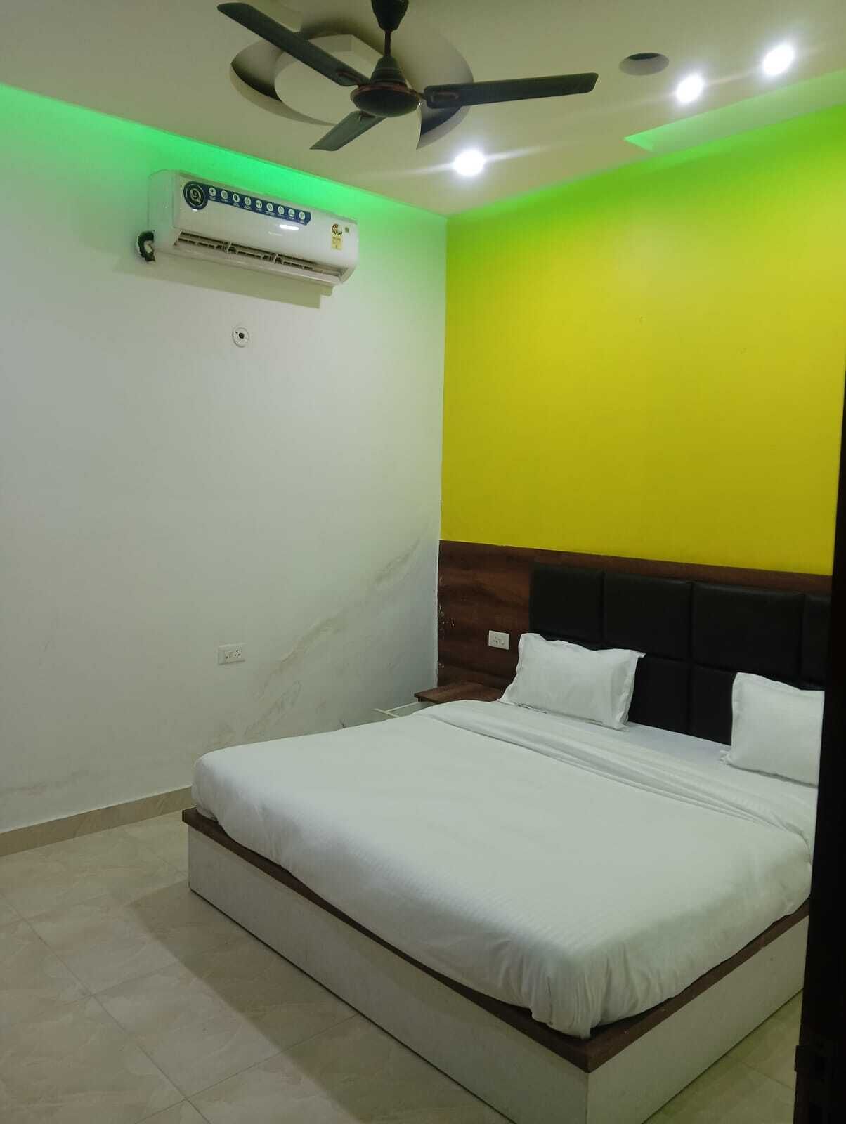 Family Room | Desk, free WiFi