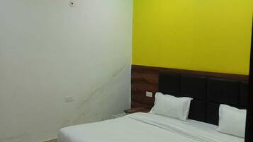 Family Room | Desk, free WiFi