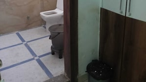 Un baño pequeño con inodoro, ducha y armario.