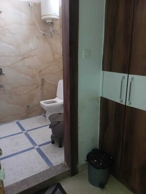 Deluxe Room | Bathroom | Towels, soap, shampoo, toilet paper - Chanakya Palm (Vrindavan)