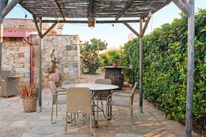 Outdoor dining - Holiday Home 'Trullo Pinuccio' with Private Pool, Wi-Fi and Air Conditioning (Galatina)