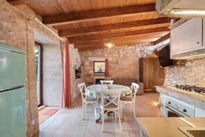 Dining - Holiday Home 'Trullo Pinuccio' with Private Pool, Wi-Fi and Air Conditioning (Galatina)