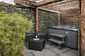 Outdoor spa tub - Old Earth | Ridgestone (Kendal)