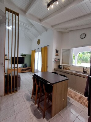 Interior - Description (Lamentin)