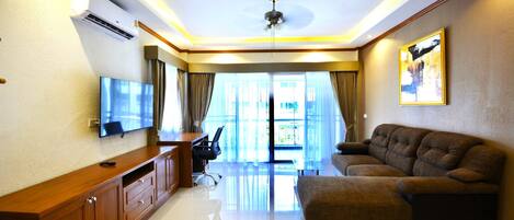 Apartment, 1 Bedroom, Smoking, Balcony | Living room