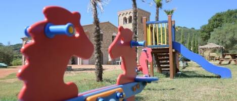 Ein Spielplatz mit Wippe und Rutsche.