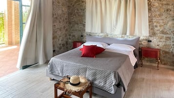 Luxury Suite, Private Pool | Bed sheets