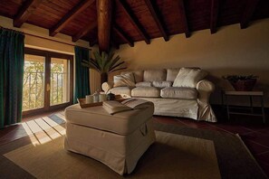 TV, fireplace - Villa Montecroce Apartment n.3 (Padenghe sul Garda)