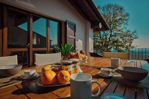 Outdoor dining - Villa Montecroce Apartment n.3 (Padenghe sul Garda)